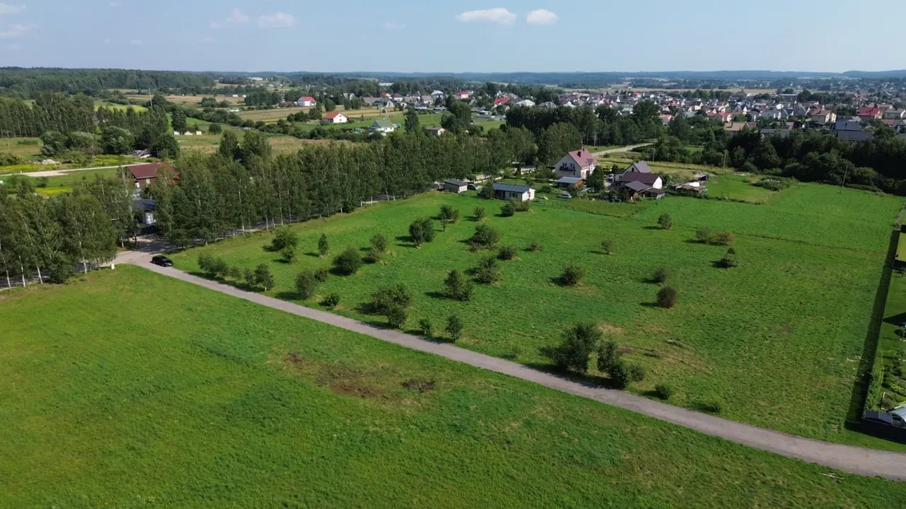 Vaizdas iš drono – namų valdos sklypai Rudaminoje, Mokyklos g. 23, ir aplinkinė žalia teritorija